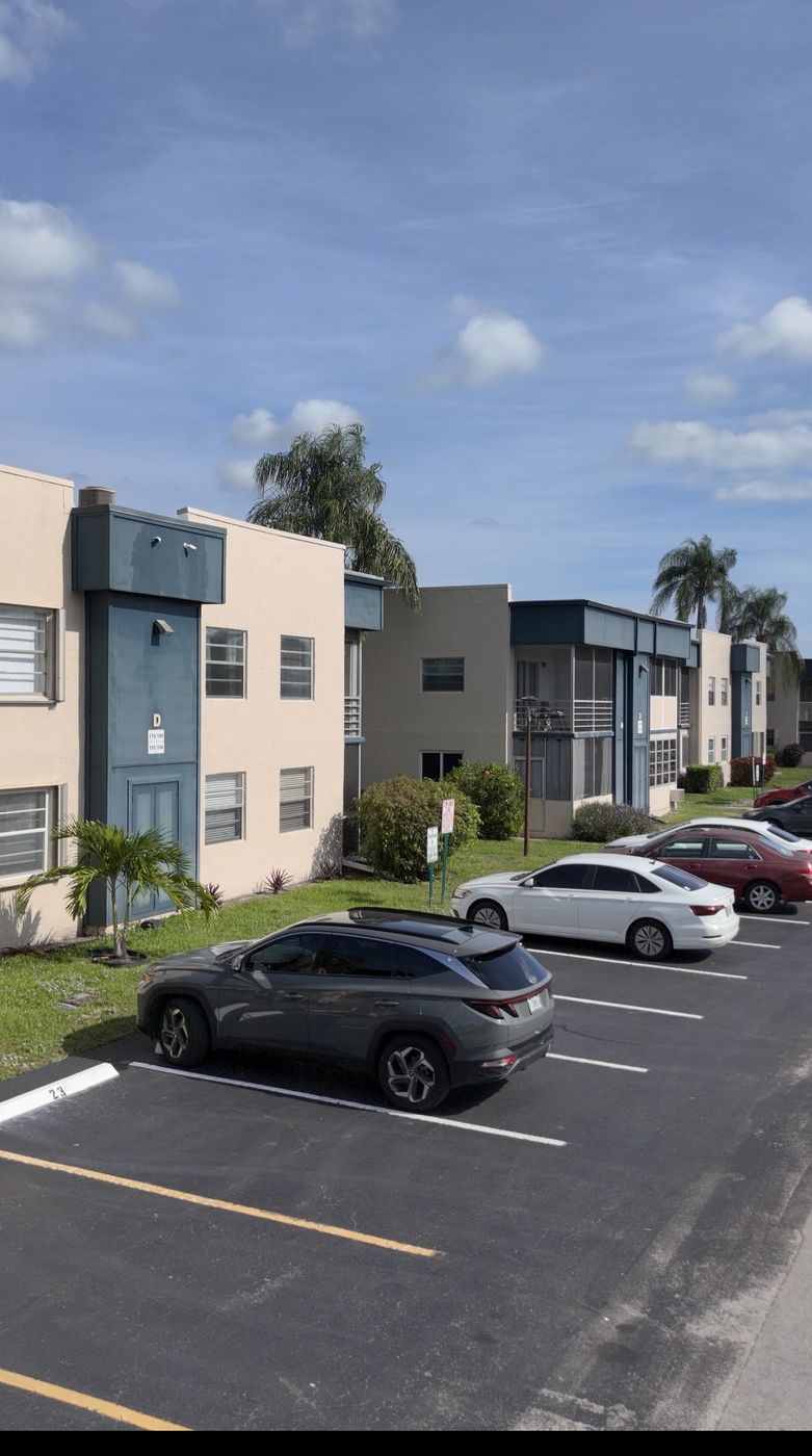 Well maintained HOA property exterior
